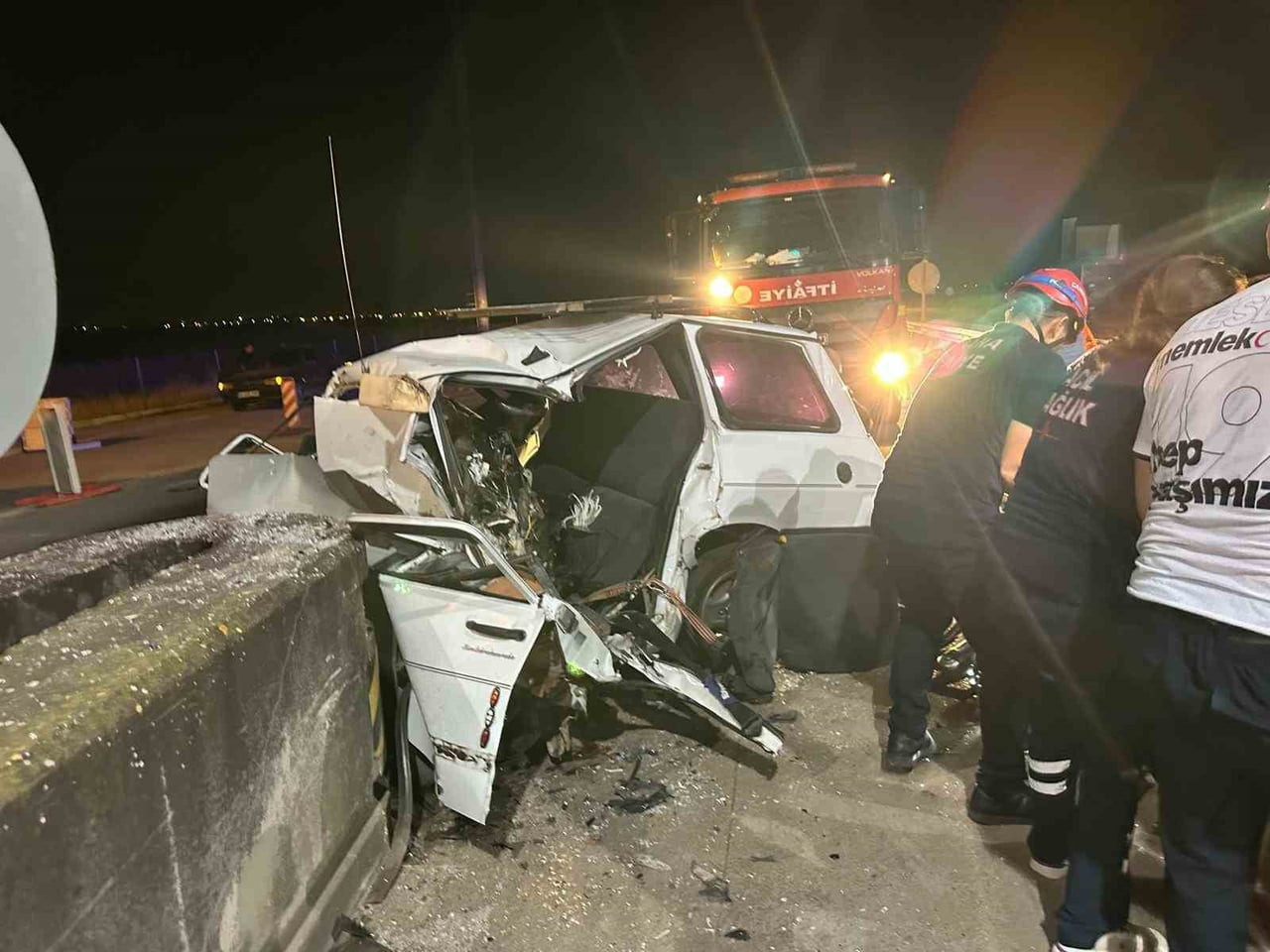 ADANA’DA, TARSUS-ADANA-GAZİANTEP (TAG) OTOYOLU CEYHAN GİŞELERİNDE BETON BARİYERE ÇARPAN OTOMOBİL...