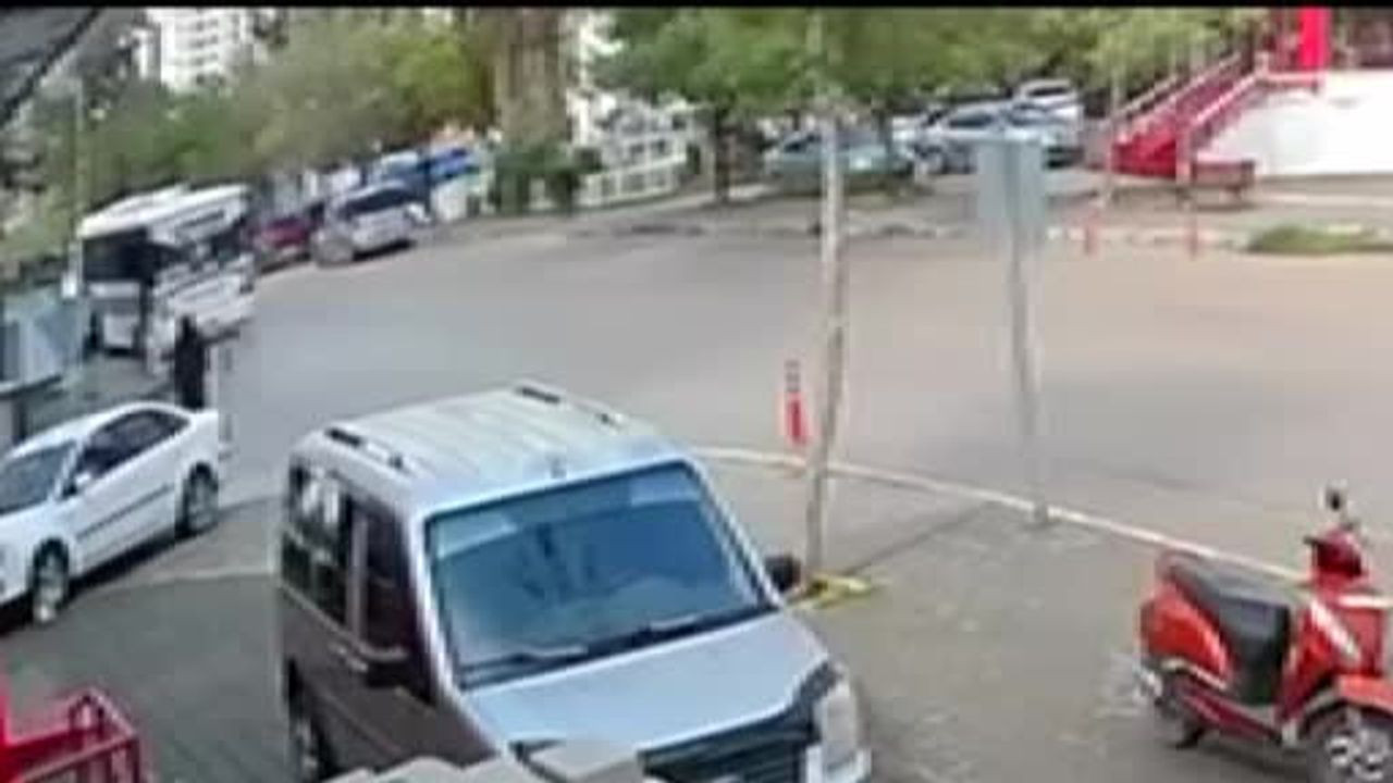 Adana'da Toplu Taşıma Aracından Düşen Adam Ağır Yaralandı