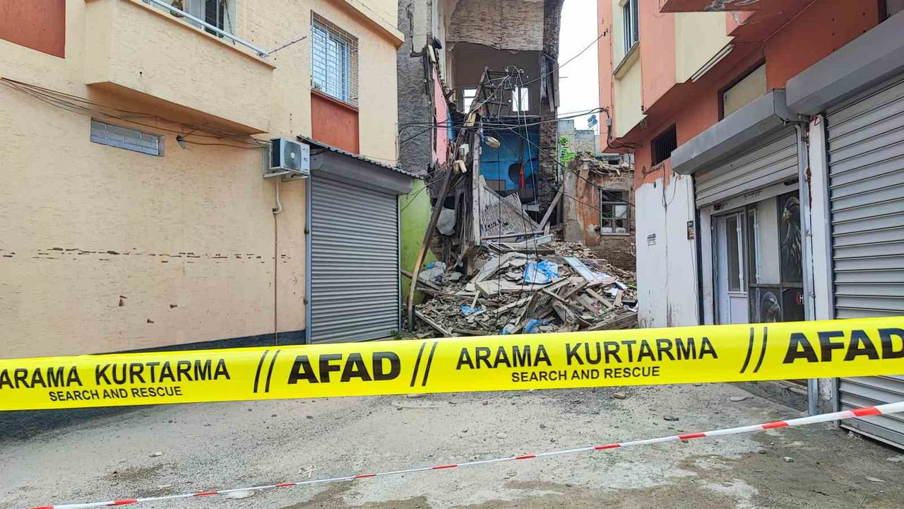 ADANA’DA UZUN SÜREDİR KULLANILMADIĞI ÖĞRENİLEN 3 KATLI METRUK BİNANIN BİR KISMI, ETKİLİ OLAN...
