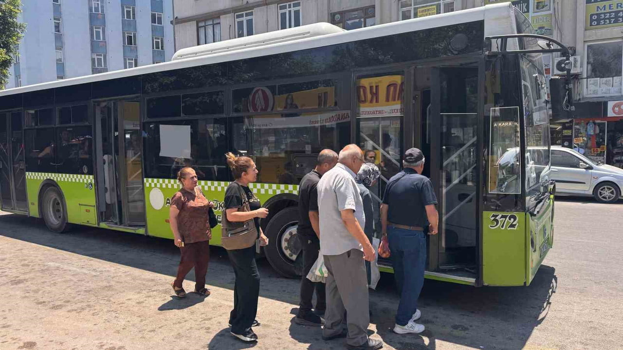 ADANA’DA YAZ SICAKLARININ ETKİSİNİ ARTTIRMASIYLA BİRLİKTE TOPLU TAŞIMA ARAÇLARINDA KLİMA...