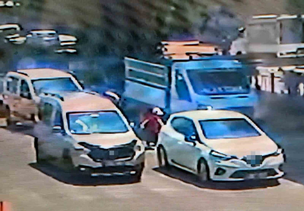 ADANA’DA YOLUN KARŞISINA GEÇMEYE ÇALIŞIRKEN PEŞ PEŞE İKİ ARACIN ALTINDA KALAN 4 YAŞINDAKİ SURİYE...