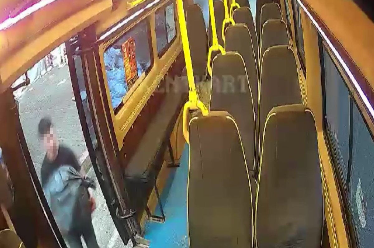 ADANA’DA YÜZÜNÜ KASKLA GİZLEYEREK CEP TELEFONU BAYİSİNİ SOYAN ŞÜPHELİ, MİNİBÜSE BİNMEDEN ÖNCE...