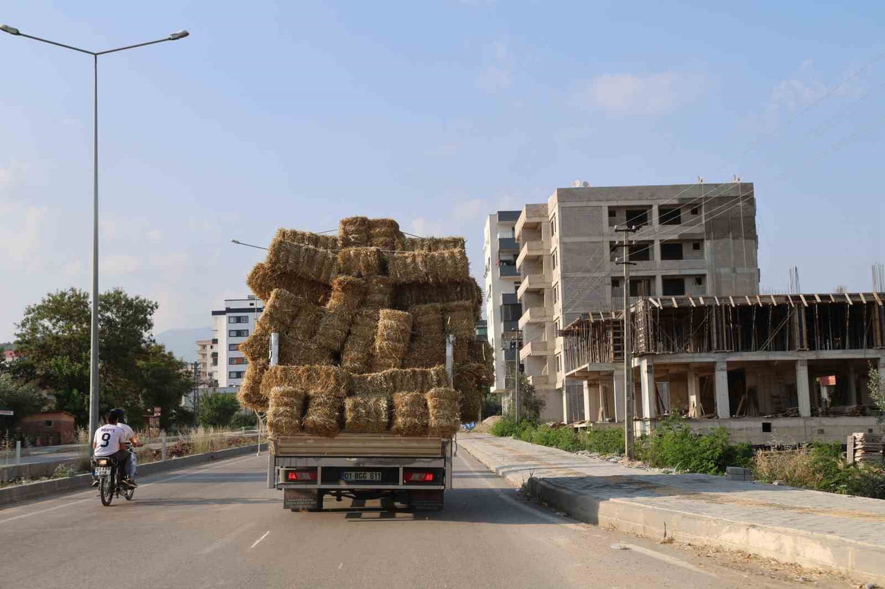ADANA’NIN KOZAN İLÇESİNDE AŞIRI YÜKLÜ SAMAN BALYASI TAŞIYAN BİR PİKABIN TRAFİKTE OLUŞTURDUĞU...