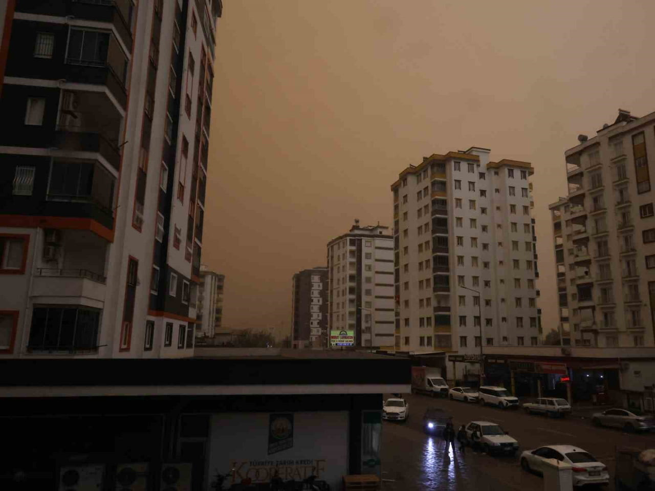 ADANA’NIN KOZAN İLÇESİNDE ETKİLİ OLAN ÇÖL TOZU, SAĞANAK YAĞIŞLA BİRLİKTE ÇAMURA DÖNÜŞTÜ. OKUL...