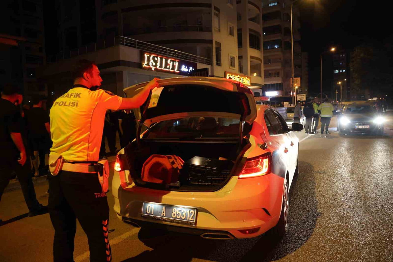 ADANA’NIN KOZAN İLÇESİNDE GALATASARAY KONVOYUNDAN AYRILAN OTOMOBİL İLE MOTOSİKLET KURYESİNİN...