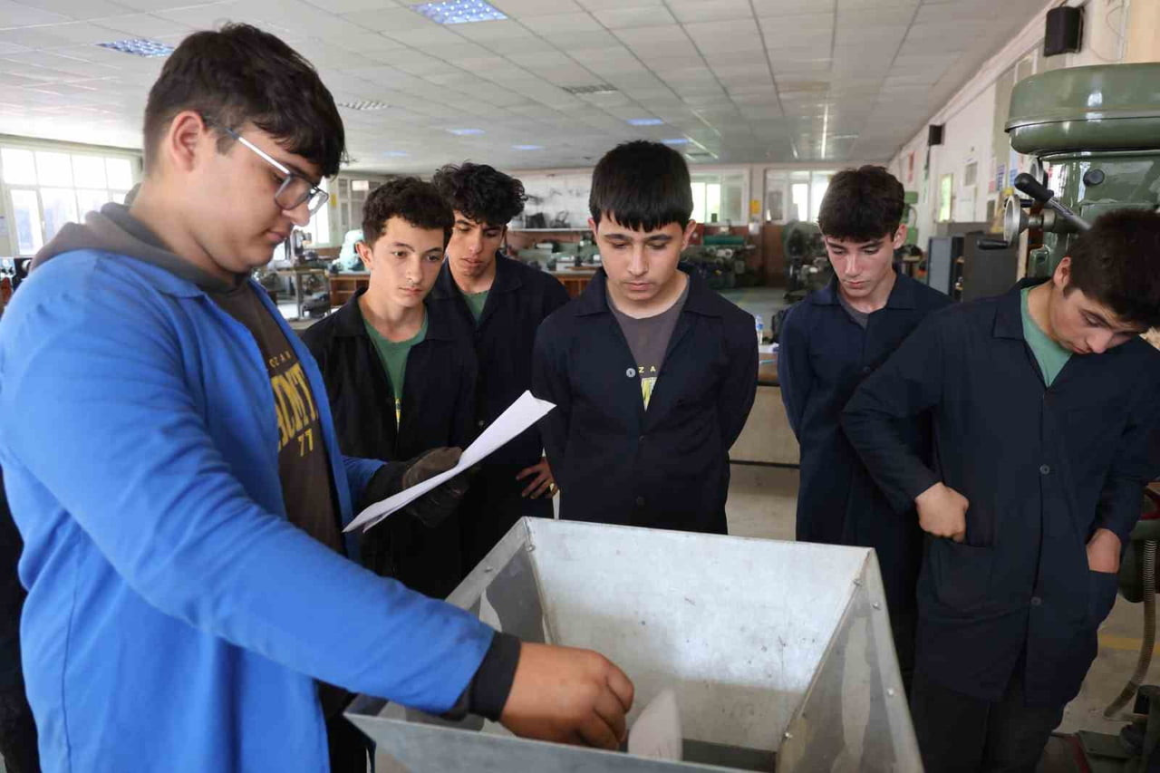 ADANA’NIN KOZAN İLÇESİNDE MESLEK LİSESİ ÖĞRENCİLERİ, OKULDA TOPLADIKLARI PLASTİK VE KAĞIT ATIKLARI...