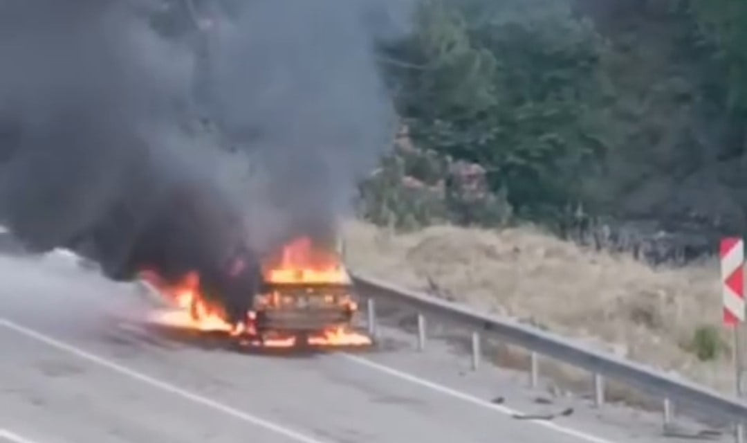 ADANA’NIN KOZAN İLÇESİNDE SEYİR HALİNDEKİ OTOMOBİL ÇIKAN YANGINDA ALEVLERE TESLİM OLURKEN 13...