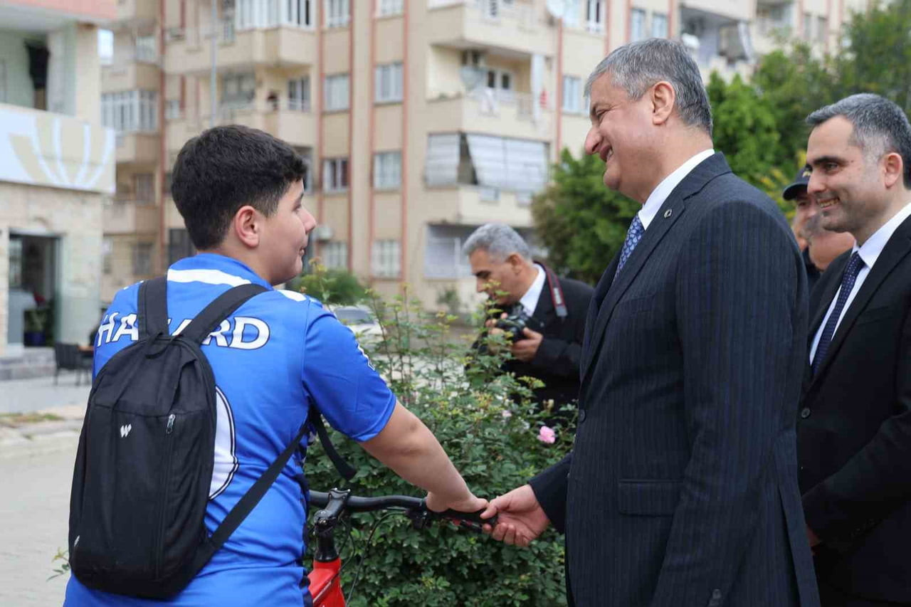 ADANA’NIN KOZAN İLÇESİNDE TEMASLARDA BULUNAN ADANA VALİSİ MUSTAFA YAVUZ, İLÇE PROTOKOLÜYLE...