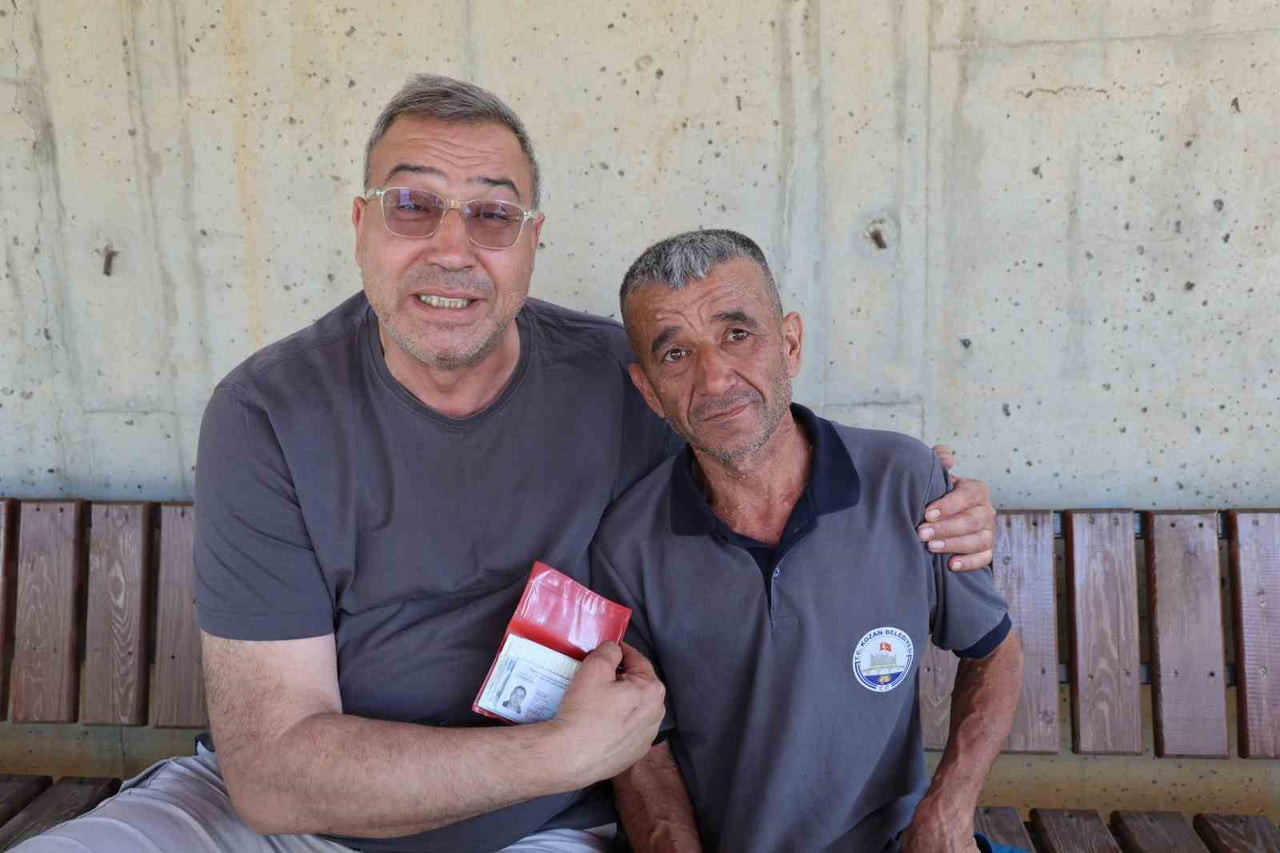 ADANA’NIN KOZAN İLÇESİNDE TEMİZLİK İŞÇİSİ AHMET TOPAK’IN ÖRNEK DAVRANIŞI, ALMANYA’DAN TATİL İÇİN...