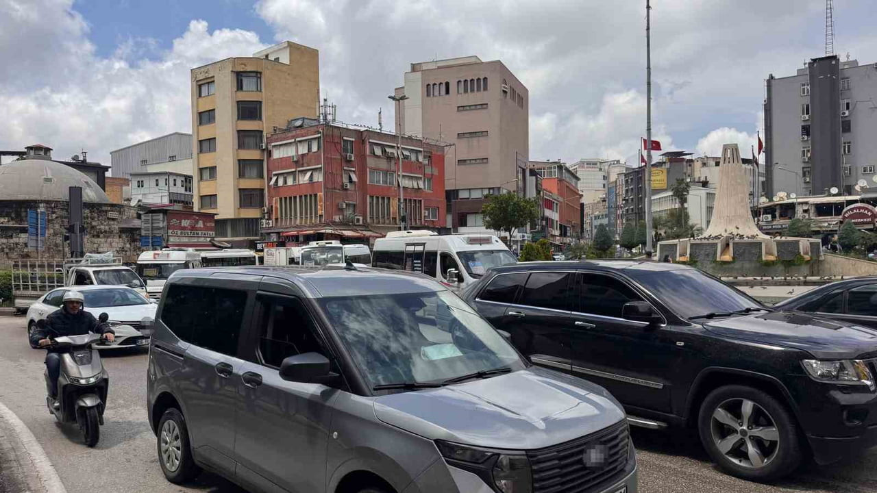 ADANA’NIN SEYHAN İLÇESİNDE EN YOĞUN KENT MERKEZLERİNDEN BİRİ OLAN KÜÇÜK SAAT CİVARINDA YAŞANAN...