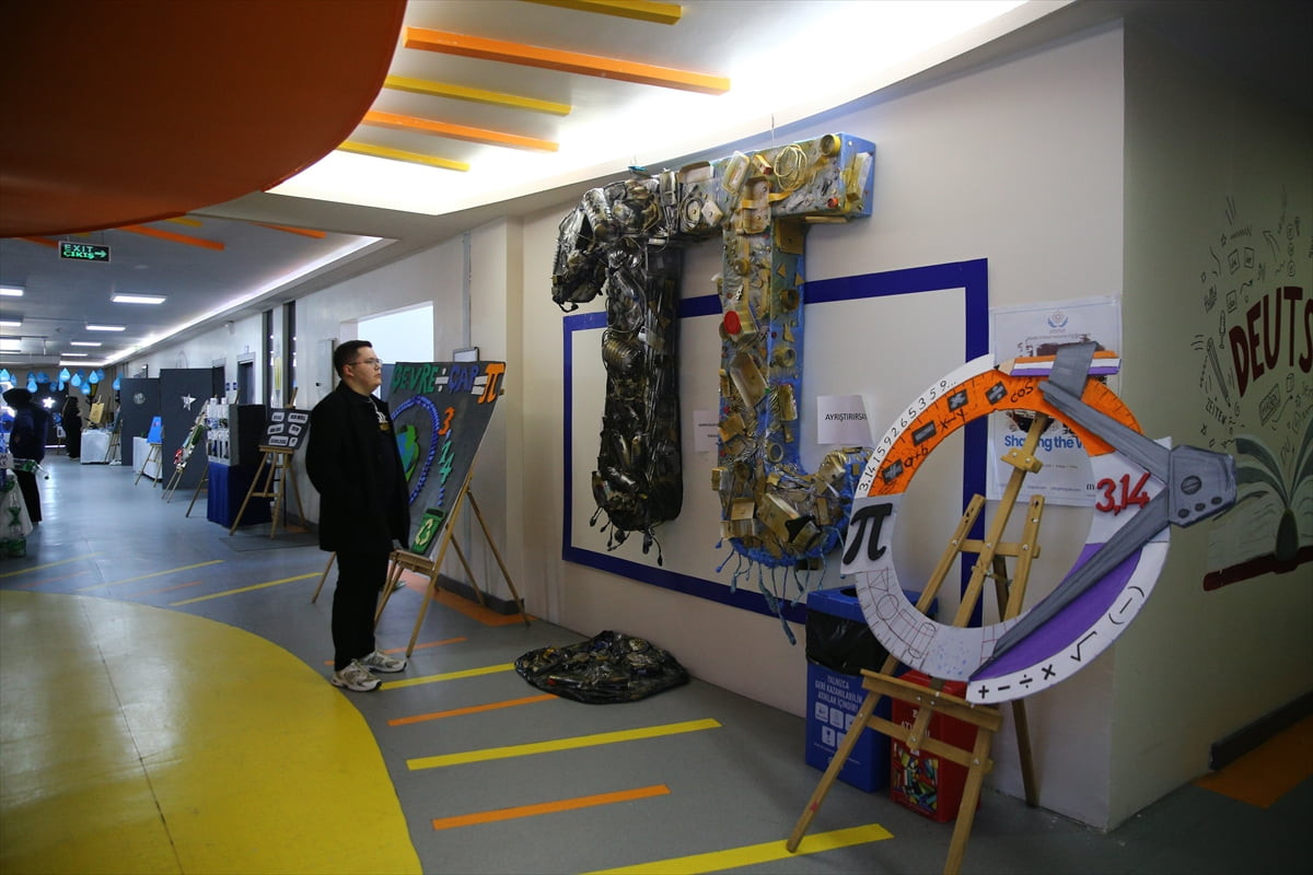 Adana’nın Seyhan ilçesinde öğrencilerin atık malzemeleri kullanarak tasarladığı heykel, tablo ve...