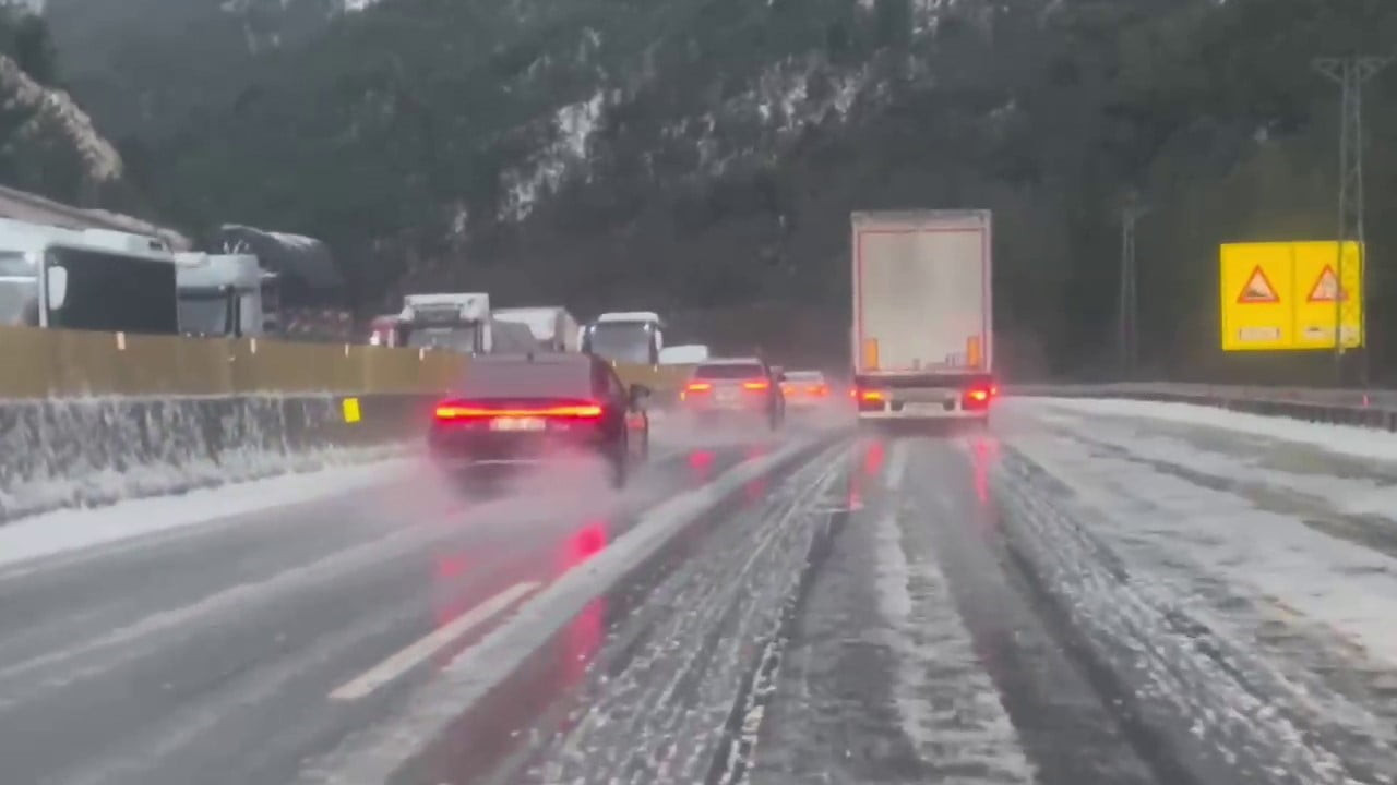 ADANA’NIN YÜKSEK KESİMLERİNDE ETKİLİ OLAN YOĞUN DOLU YAĞIŞI ULAŞIMDA AKSAMALARA NEDEN OLDU...