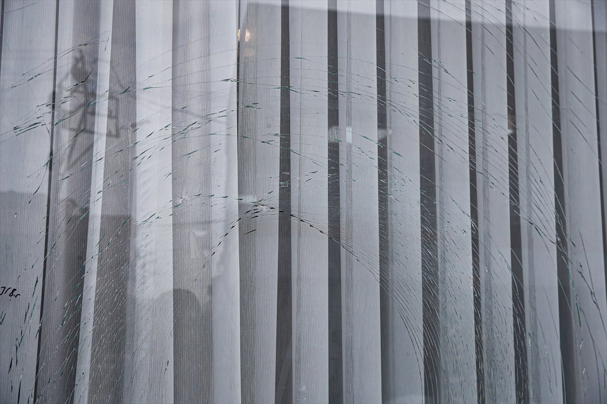 Adana’nın Yüreğir ilçesinde 2 zanlının bir iş yerinin camına kaldırım taşı atarak zarar verdiği...