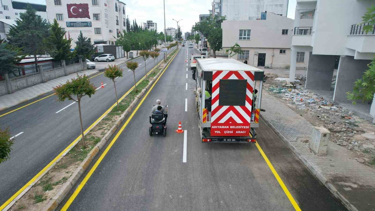 ADIYAMAN BELEDİYESİ 1. ÇEVRE YOLU ŞEHİT YÜZBAŞI RIZA FIRAT CADDESİ’NDE ASFALT VE YOL ÇİZGİ...