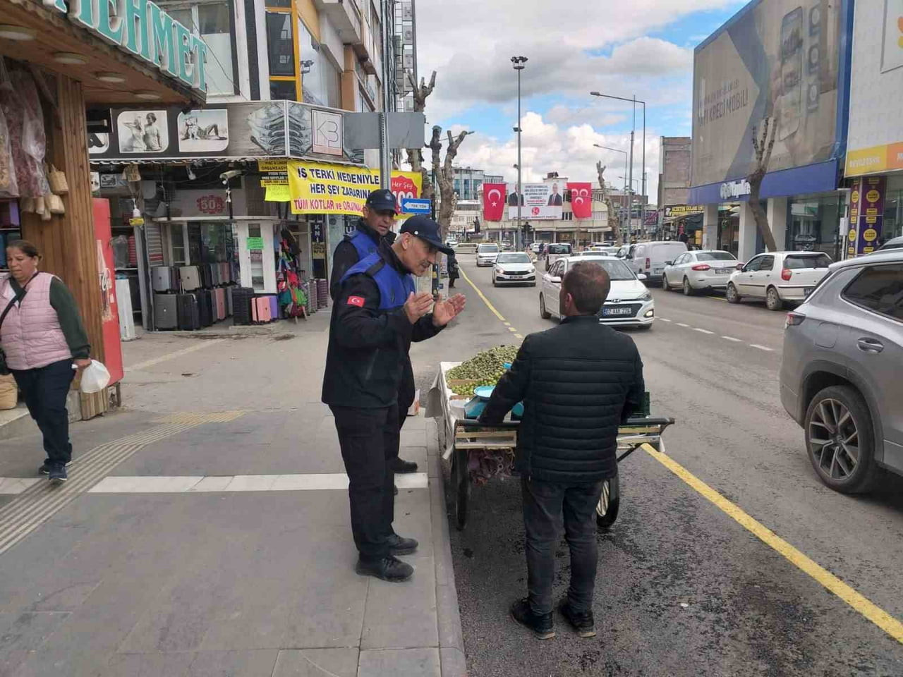 ADIYAMAN BELEDİYESİ ZABITA EKİPLERİ, KENT MERKEZİNDE KALDIRIM İŞGALLERİ VE GIDA İŞLETMELERİNE...