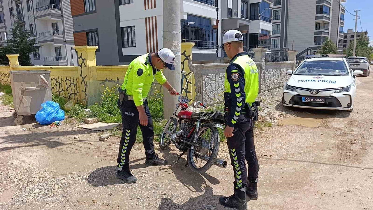 ADIYAMAN DA POLİS EKİPLERİNİN "DUR" İHTARINA UYMAYARAK KAÇAN MOTOSİKLET SÜRÜCÜSÜNE 552 BİN 465 TL...