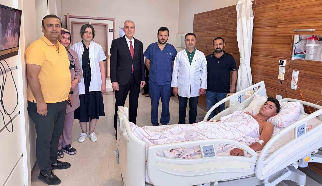 ADIYAMAN EĞİTİM VE ARAŞTIRMA HASTANESİ’NDE, HALK ARASINDA "KUNDURACI GÖĞSÜ" OLARAK BİLİNEN PECTUS...