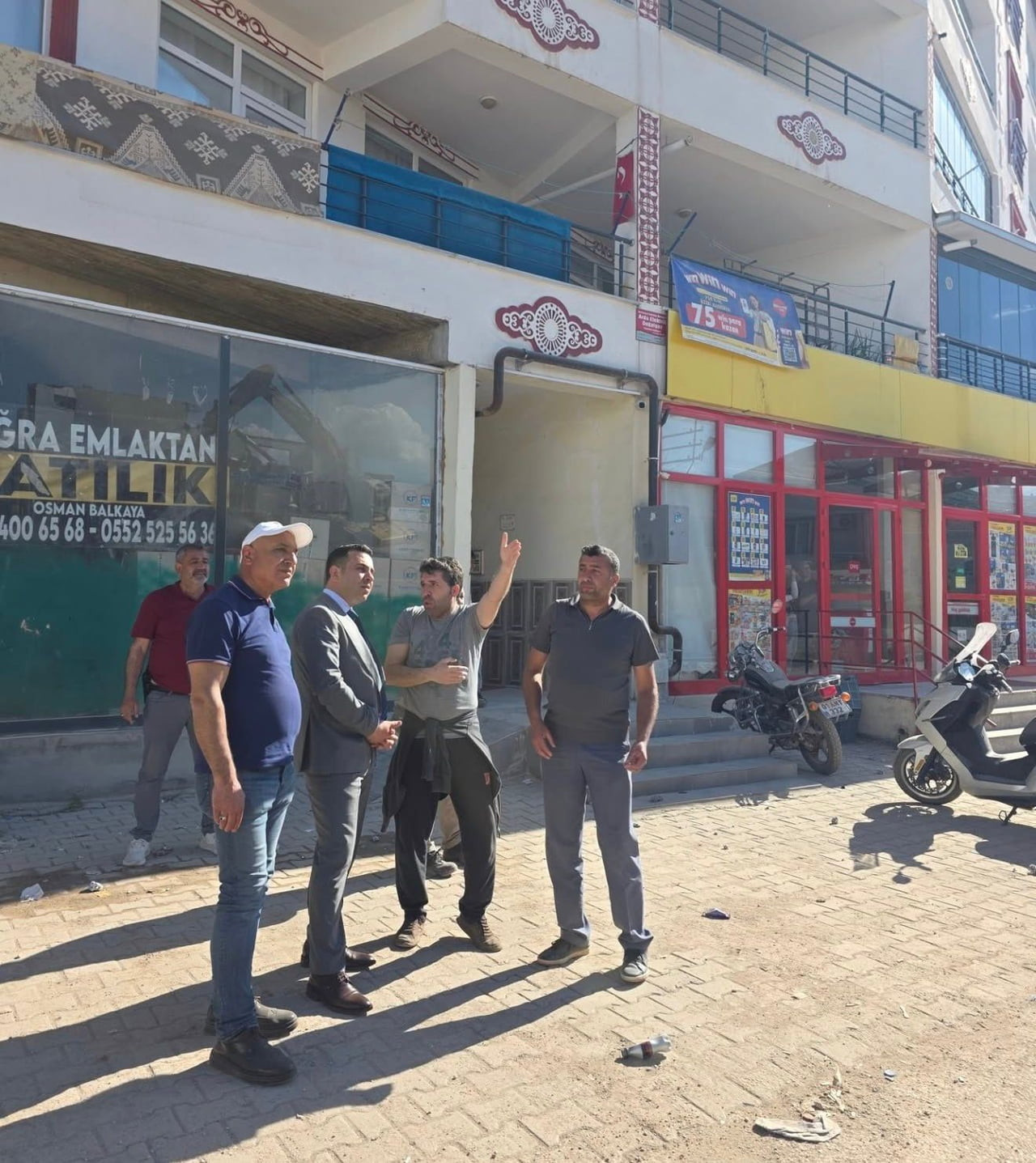 ADIYAMAN GÖLBAŞI KAYMAKAMI KADİR ALGIN, İLÇEDE ORTA VE AĞIR HASARLI BİNALARDA SÜRDÜRÜLEN YIKIM...