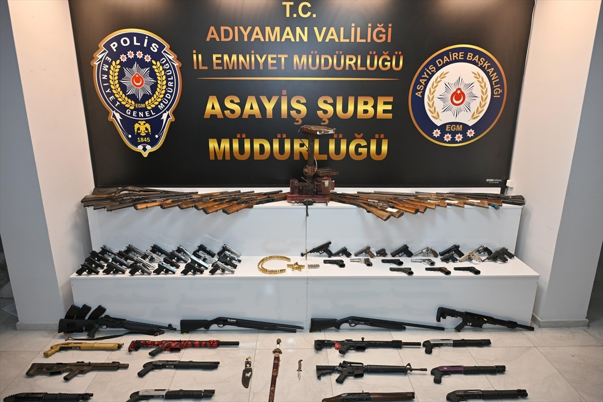 Adıyaman merkezli 3 ilde düzenlenen silah kaçakçılığı operasyonunda 28 şüpheli gözaltına alındı....