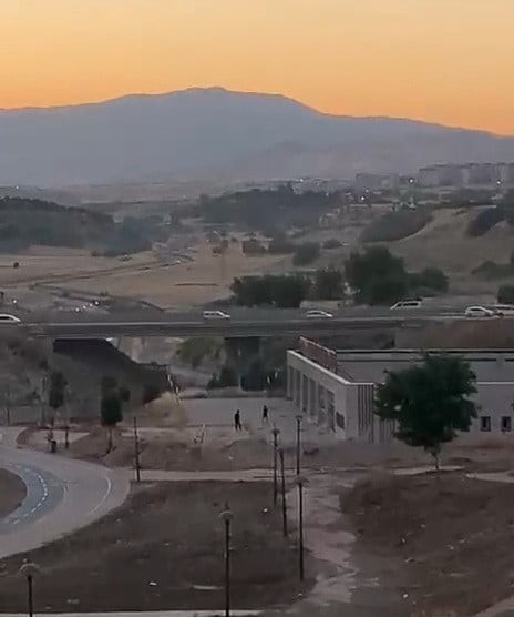 ADIYAMAN MİLLET BAHÇESİNDE YER ALAN YAPILARIN CAMLARI TAŞLANARAK KIRILDI.
