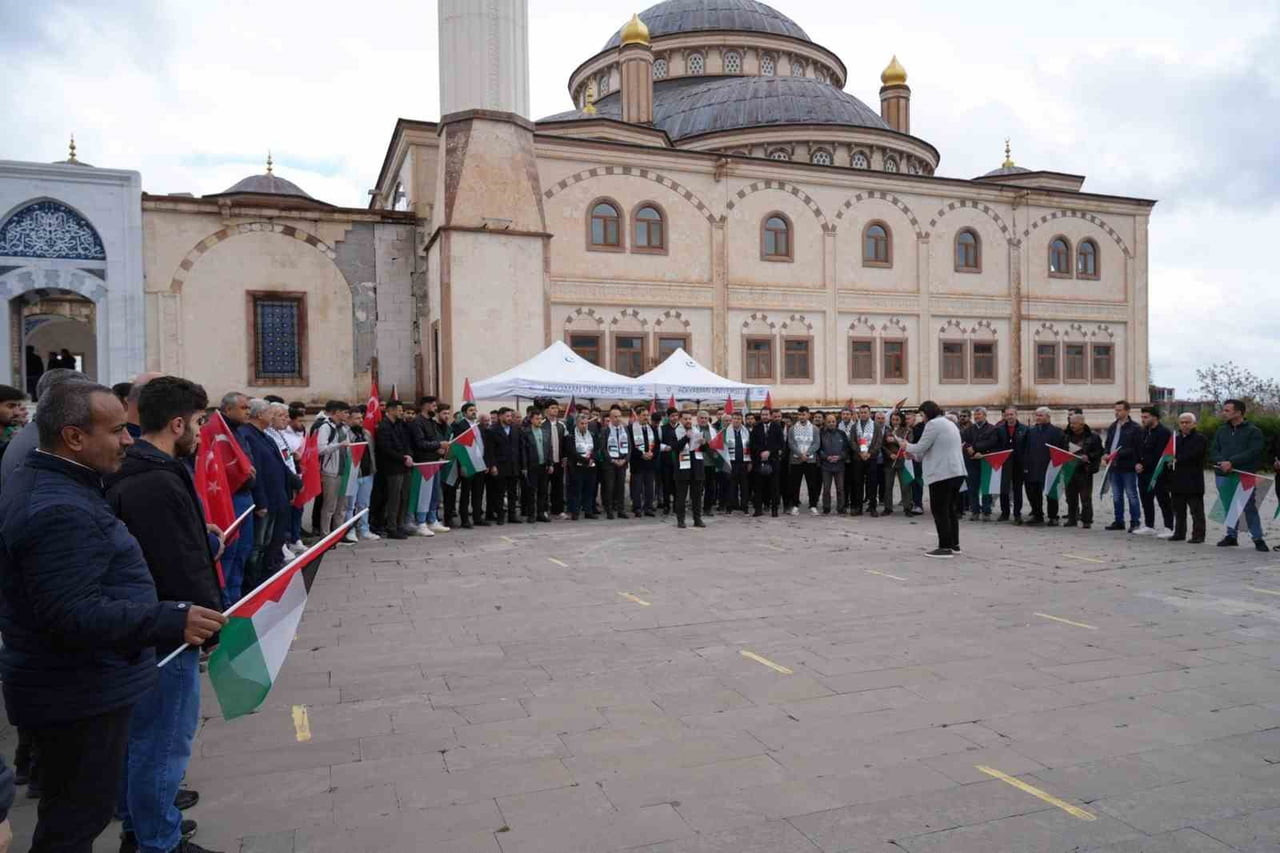 ADIYAMAN ÜNİVERSİTESİ ÖĞRENCİLERİ, FİLİSTİN’E DESTEK VERMEK AMACIYLA HISN-I MANSUR CAMİİ ÖNÜNDE...