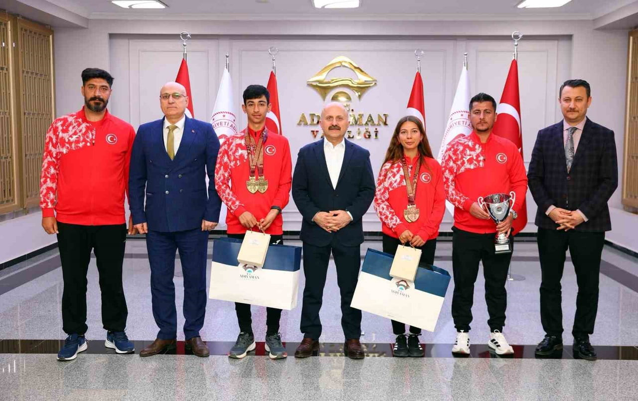 ADIYAMAN VALİSİ OSMAN VAROL, BALKAN YÜRÜYÜŞ ŞAMPİYONASI’NDA DERECE ELDE EDEN MİLLİ SPORCULARI...