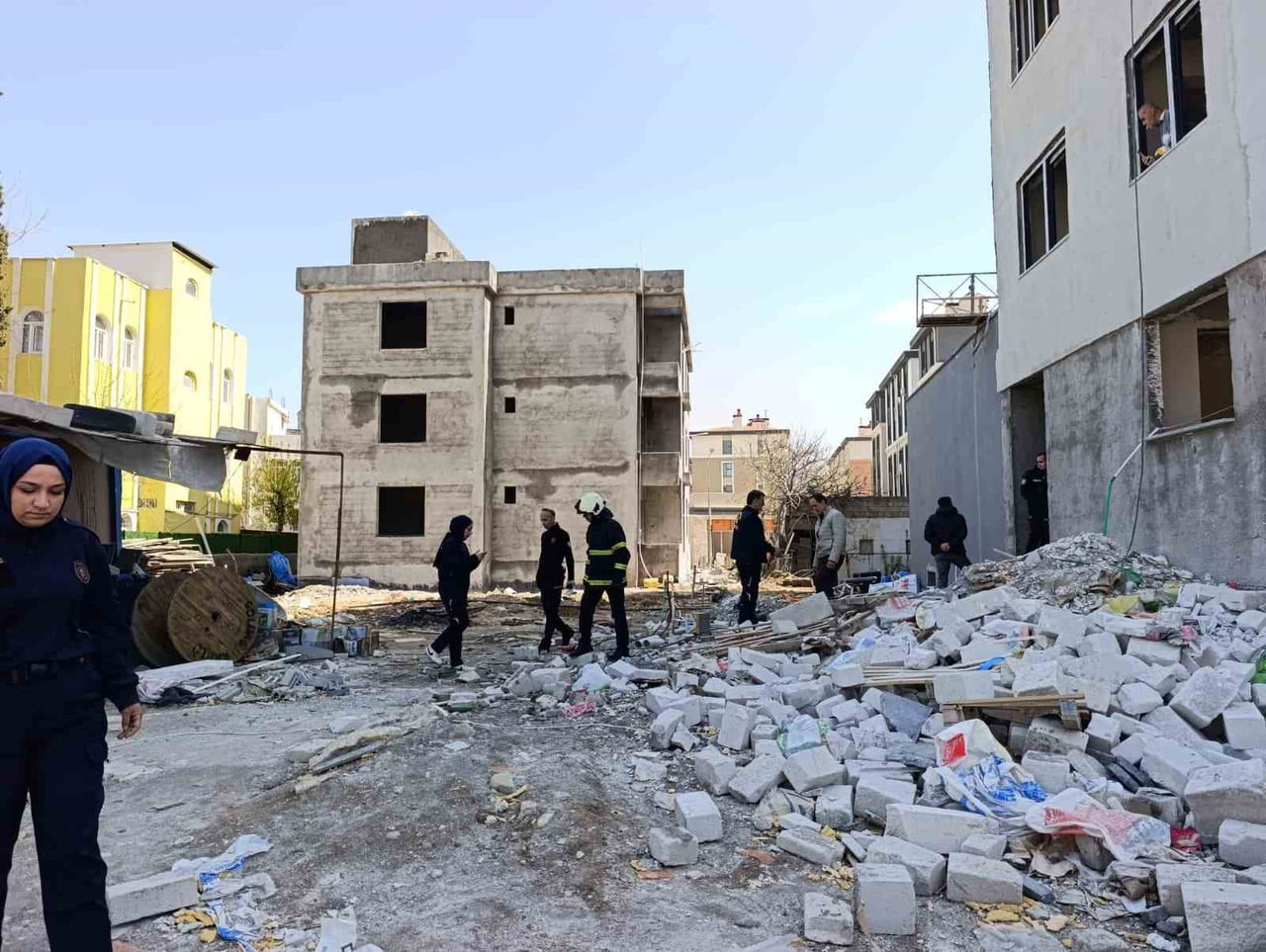 ADIYAMAN'DA 9 KATLI BİNANIN ÇATISINA ÇIKARAK ATLAMAK İSTEYEN ŞAHIS, EKİPLERCE İKNA EDİLDİ.