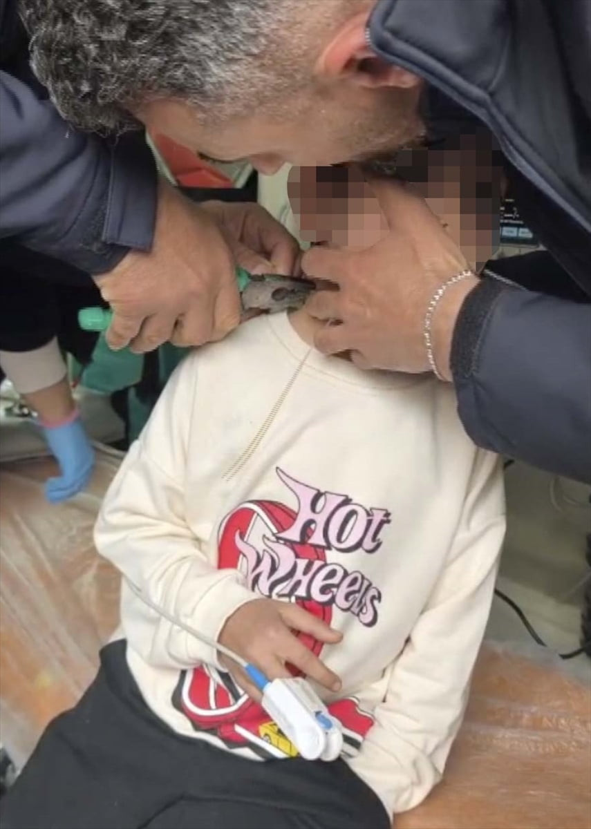 Adıyaman'da boynunu plastik kelepçeyle sıkan çocuk, itfaiye ekiplerince kurtarıldı.