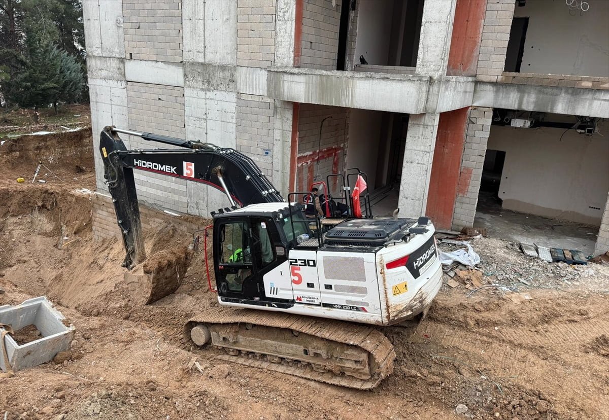 Adıyaman'da çalıştığı sırada iş makinasıyla duvar arasında kalan işçi hayatını...