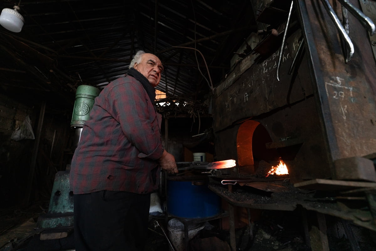Adıyaman'da demircilik yapan Mustafa Uyan, yarım asrı aşkın süredir demire şekil vererek tarım...