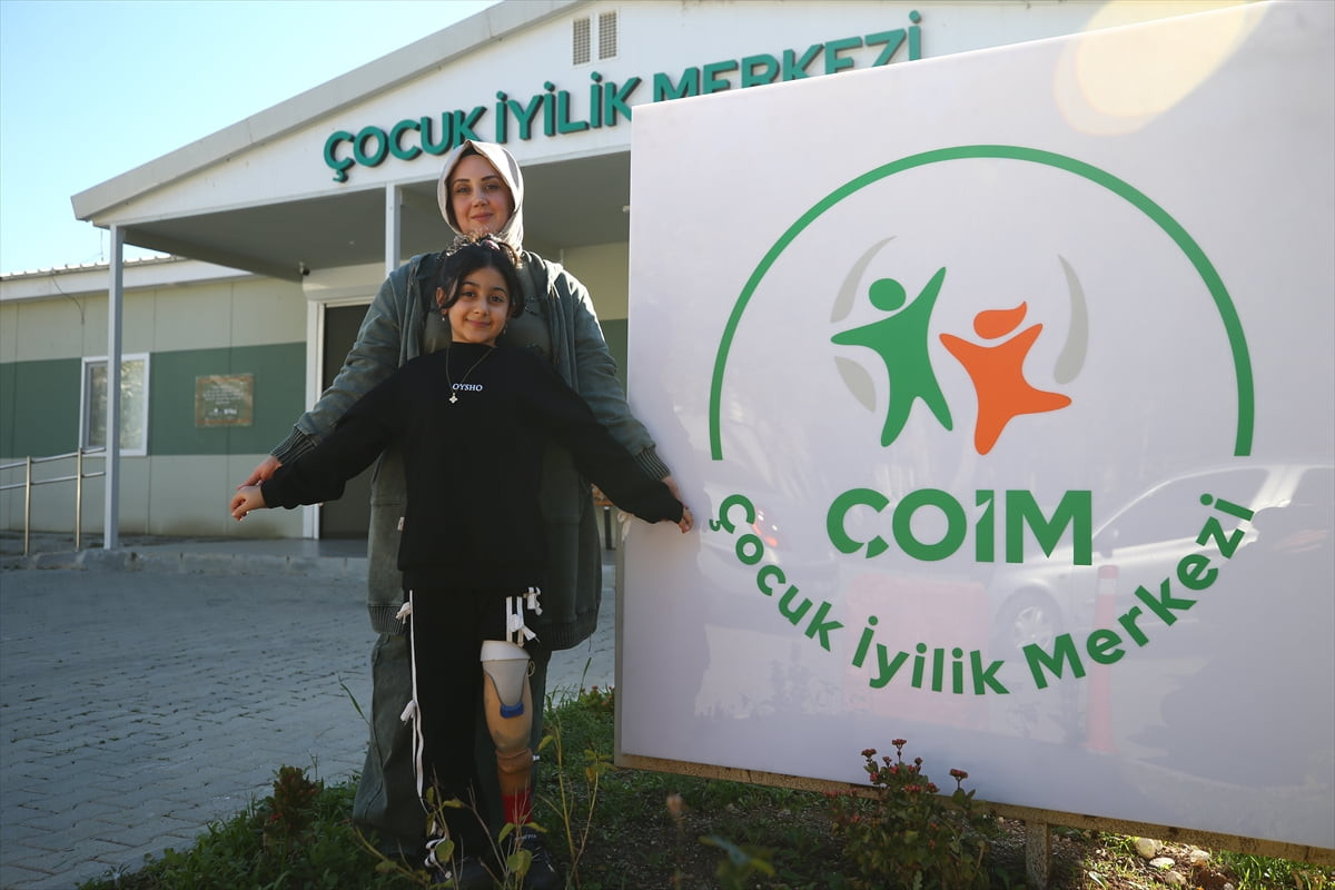 Adıyaman'da, depremde 117 saat enkaz altında kalması nedeniyle diz altından ampute edilen sol...