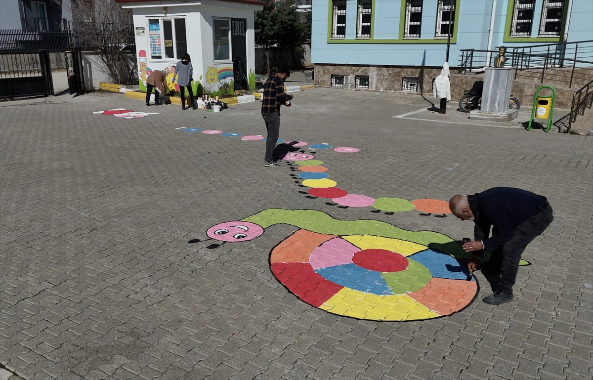 Adıyaman'da görev yapan gönüllü resim öğretmenleri, okul bahçelerine geleneksel çocuk oyunlarını...