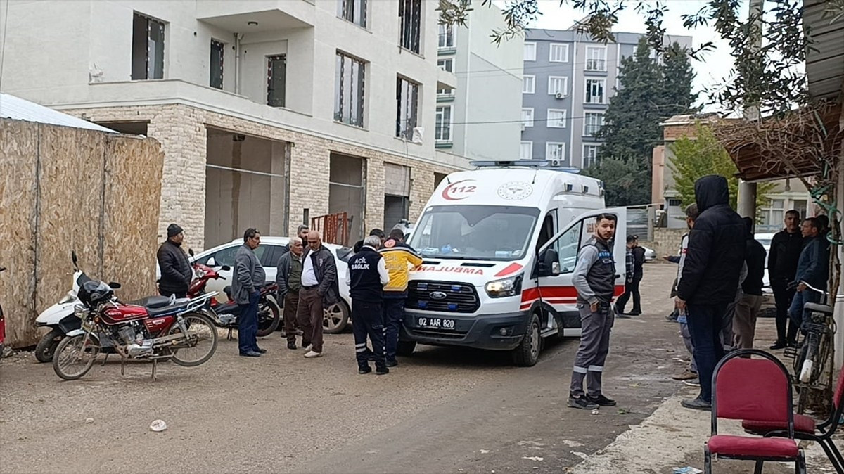 Adıyaman'da iki grup arasında çıkan kavgada 4 kişi bıçakla yaralandı.