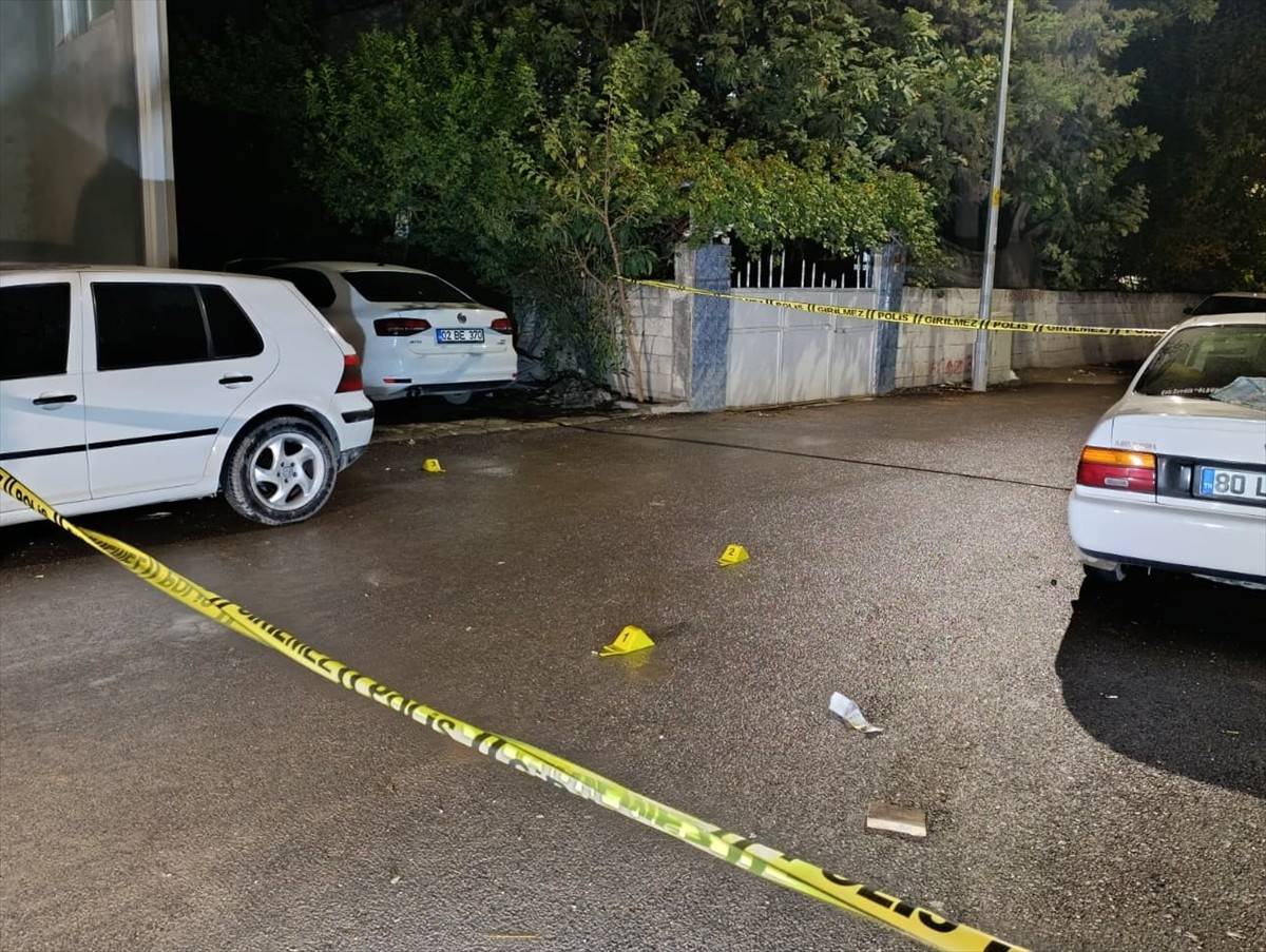 Adıyaman'da iki grup arasında çıkan silahlı kavgada 2 kişi yaralandı.