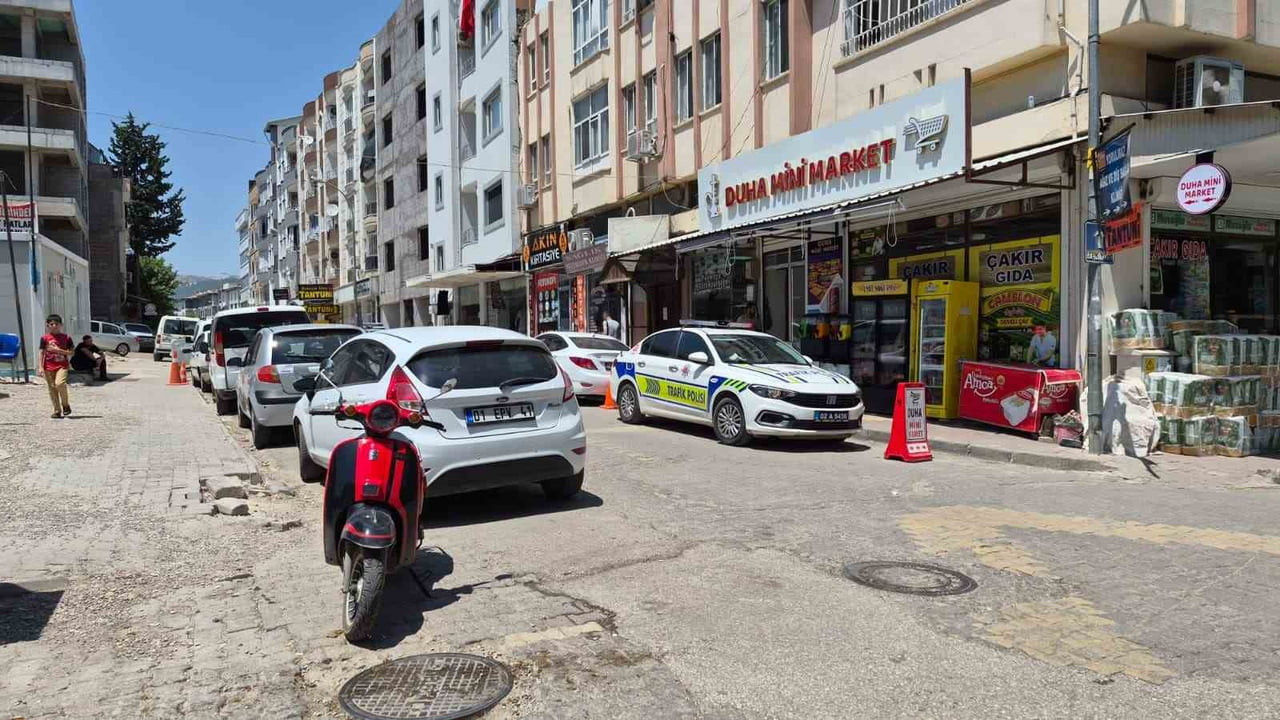 ADIYAMAN'DA İKİ MOTOSİKLETİN ÇARPIŞMASI SONUCU 3 KİŞİ YARALANDI.