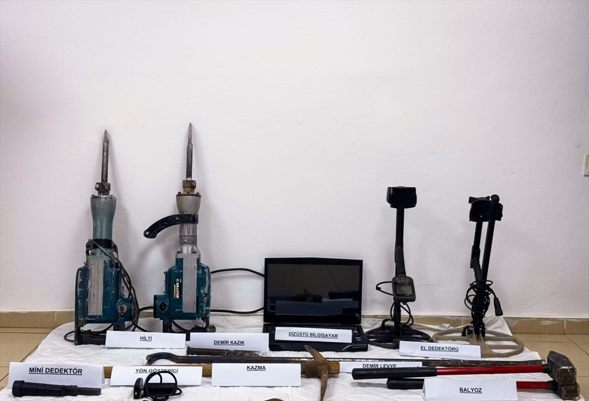 Adıyaman'da kaçak kazı yapan 3 şüpheli, jandarma ekiplerince suçüstü yakalandı. Kazı alanında 3...