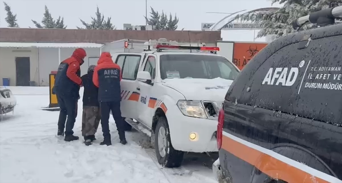 Adıyaman'da kar yağışı nedeniyle yolda mahsur kalan araçtaki 3 diyaliz hastasını AFAD ekipleri...