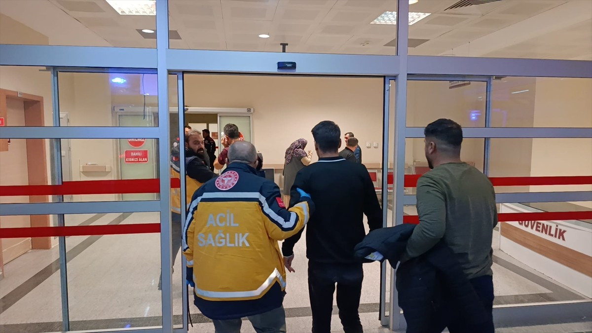  Adıyaman'da minibüsle motosikletin çarpışması sonucu 1'i ağır 3 kişi yaralandı.