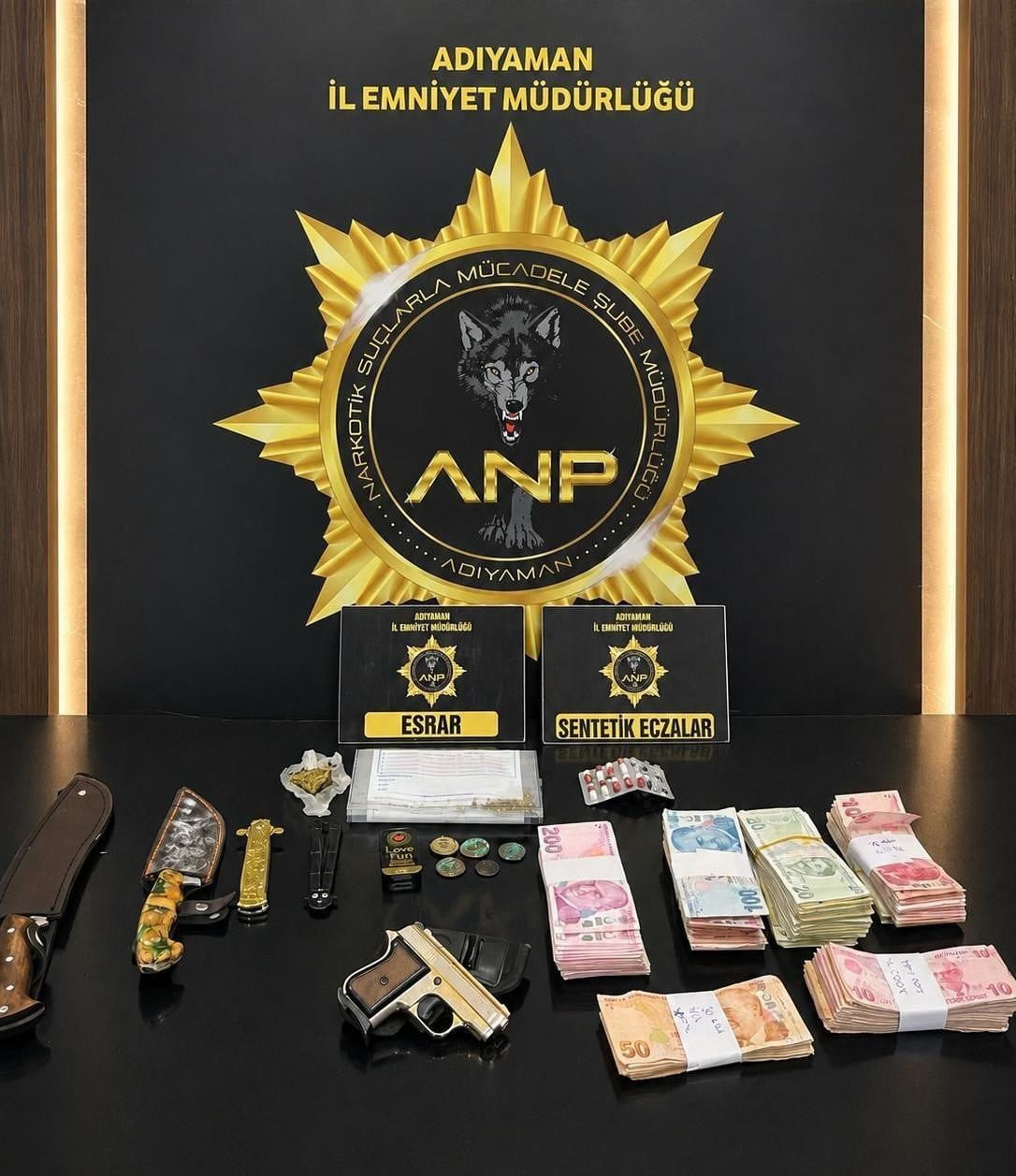 ADIYAMAN'DA POLİS EKİPLERİNCE ÇEŞİTLİ SUÇLARDAN ARANAN ŞAHISLARIN YAKALANMASINA YÖNELİK YÜRÜTÜLEN...