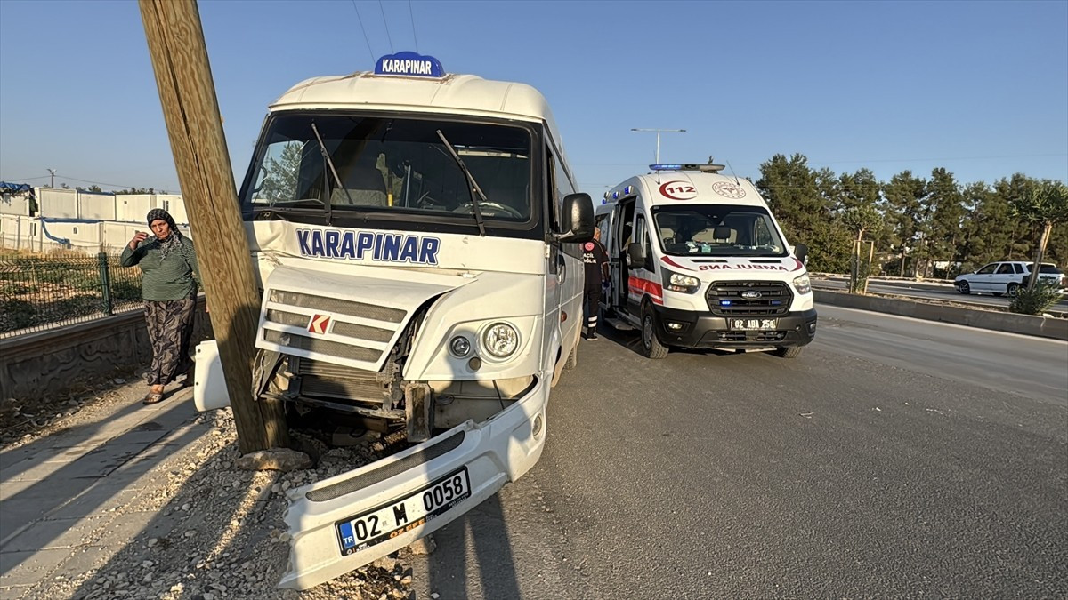 Adıyaman'da şehir içi yolcu minibüsünün elektrik direğine çarpması sonucu 8 yolcu yaralandı....