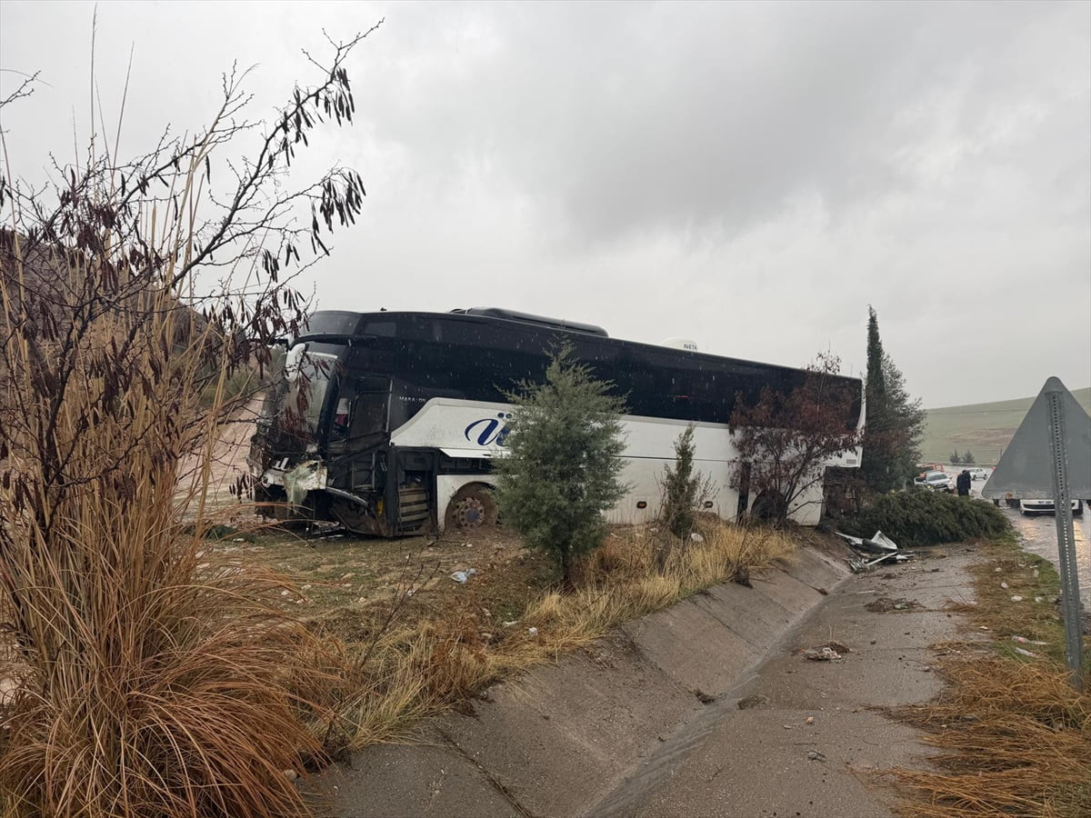 Adıyaman'da şehirlerarası yolcu otobüsüyle otomobilin çarpıştığı kazada, otomobildeki 3 kişi...