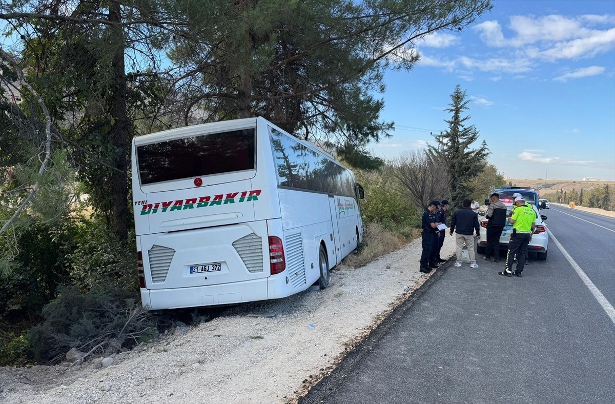 Adıyaman'da şehirlerarası yolcu otobüsüyle otomobilin çarpıştığı kazada, otomobildeki 4 kişi...