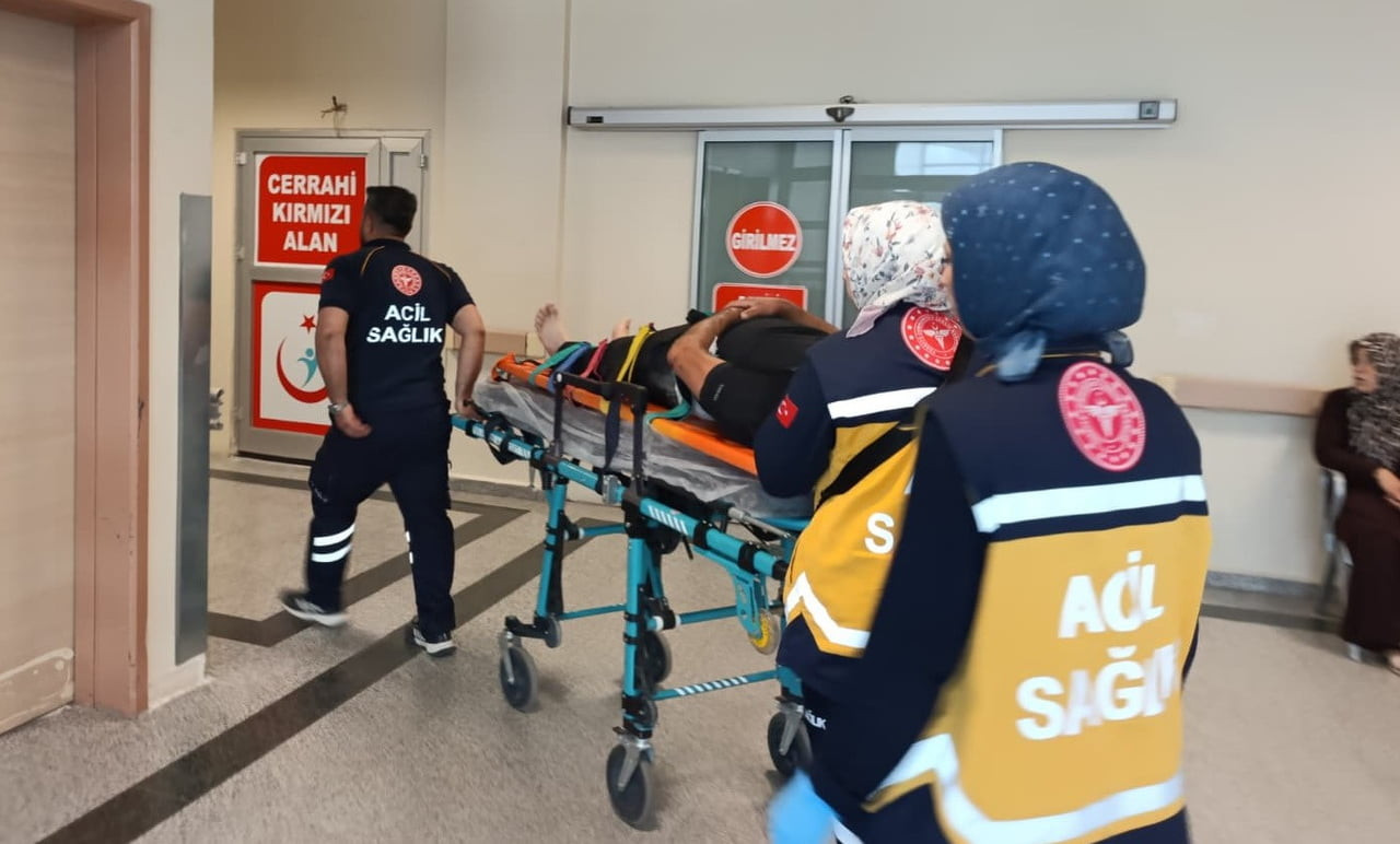 ADIYAMAN'DA, SÜRÜCÜSÜNÜN DİREKSİYON HAKİMİYETİNİ KAYBETTİĞİ KAMYONUN DEVRİLMESİ SONUCU 1 KİŞİ...