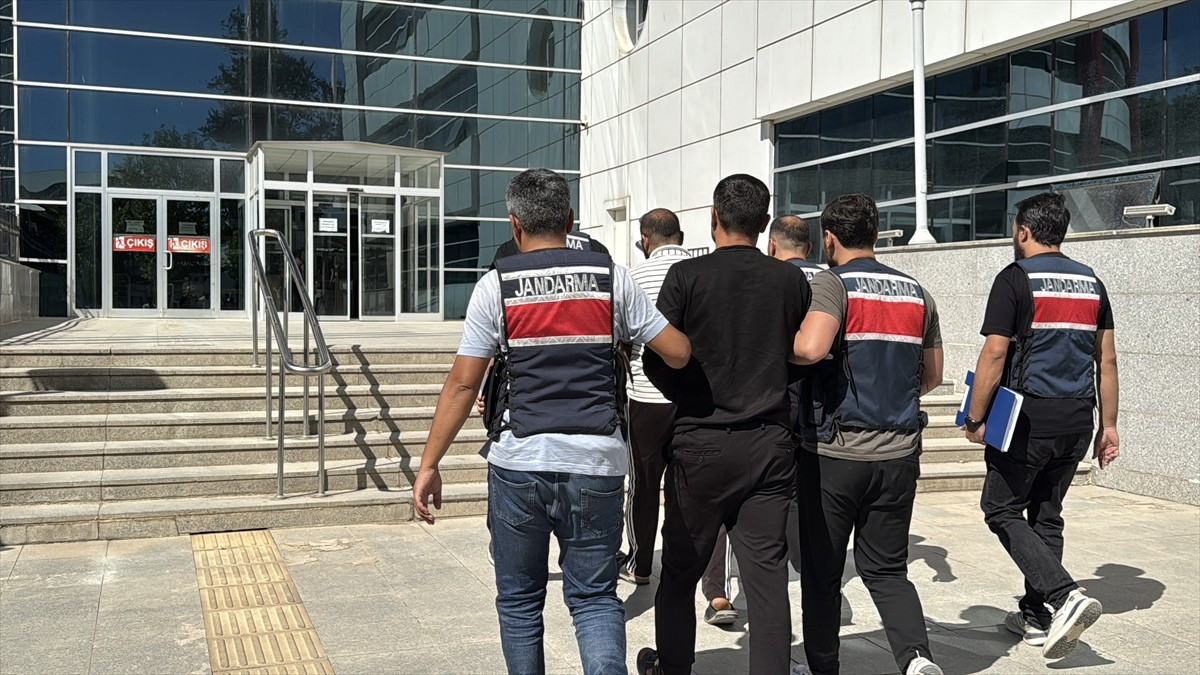 Adıyaman'da terör örgütü DEAŞ'a yönelik operasyonda gözaltına alınan 2 şüpheli...