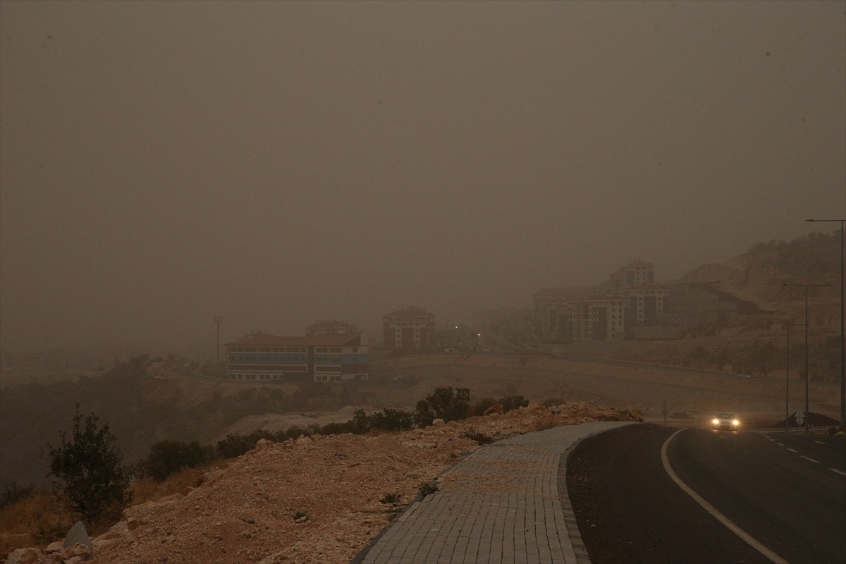 Adıyaman'da toz taşınımı etkili oldu. 