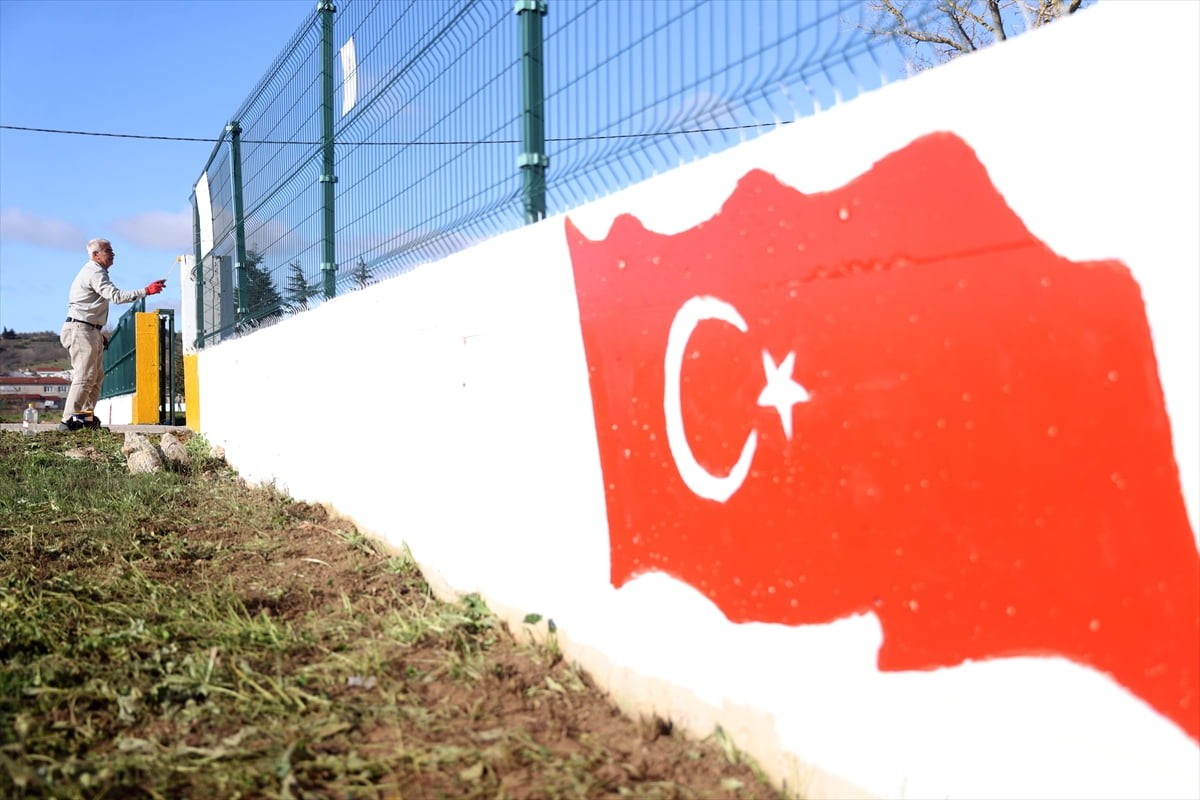 Adıyaman'da uzun yıllar inşaat işçisi olarak çalışan Sefer İpek (59), çocuklarının görev yaptığı...