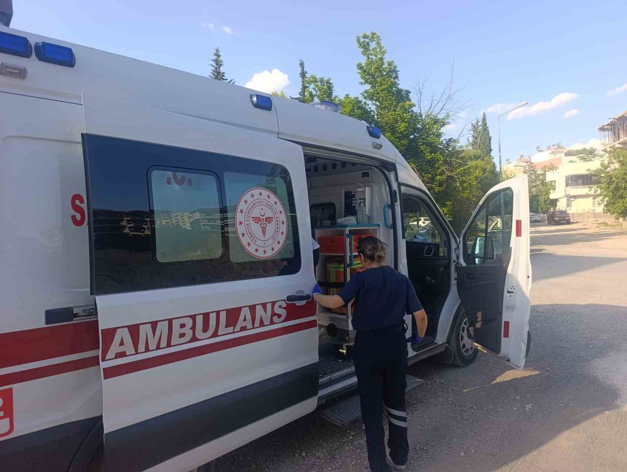 ADIYAMAN'DA YAKLAŞIK 3 METRE YÜKSEKLİKTEN DÜŞEN 2 YAŞINDAKİ ÇOCUK YARALANDI.