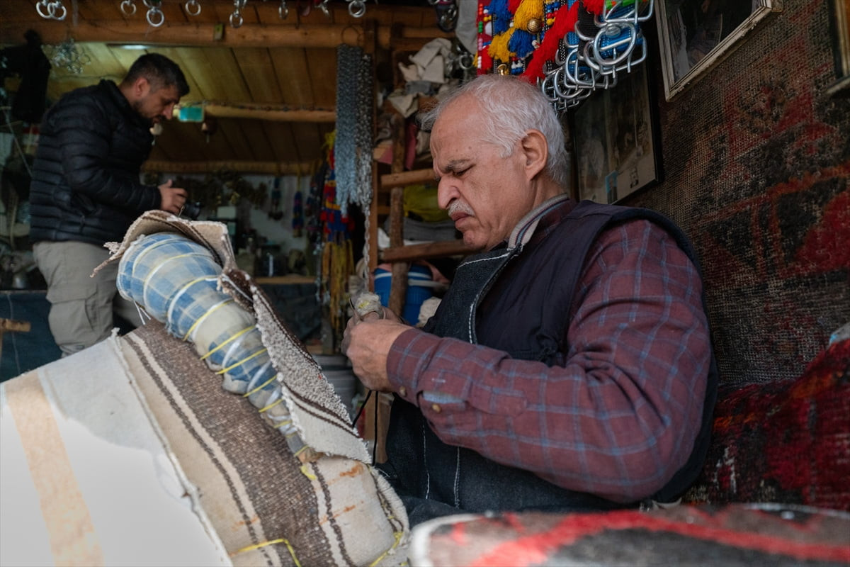 Adıyaman'da yaşayan 70 yaşındaki Mehmet Ulucan, dedesinden ve babasından miras aldığı semercilik...