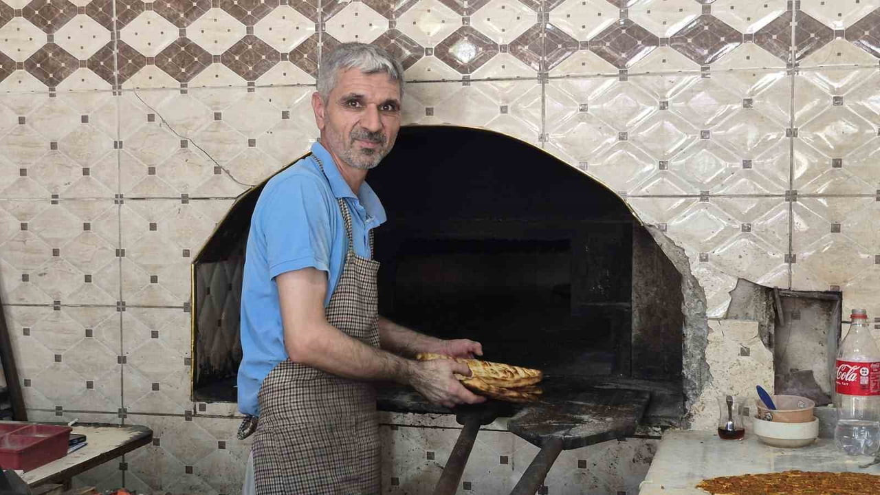 ADIYAMAN'DA YAZ AYLARININ GELMESİYLE BİRLİKTE HAVA SICAKLIKLARI BUNALTICI SEVİYELERE ULAŞIRKEN...
