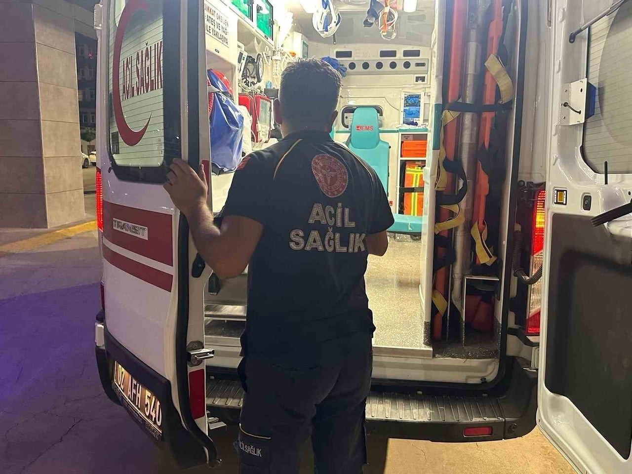 ADIYAMAN'DA YOLUN KARŞISINA GEÇMEYE ÇALIŞAN YAYA, OTOMOBİLİN ÇARPMASI SONUCU YARALANDI.